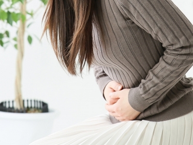 便秘で悩む女性.jpg