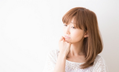便秘に悩む女性.jpg